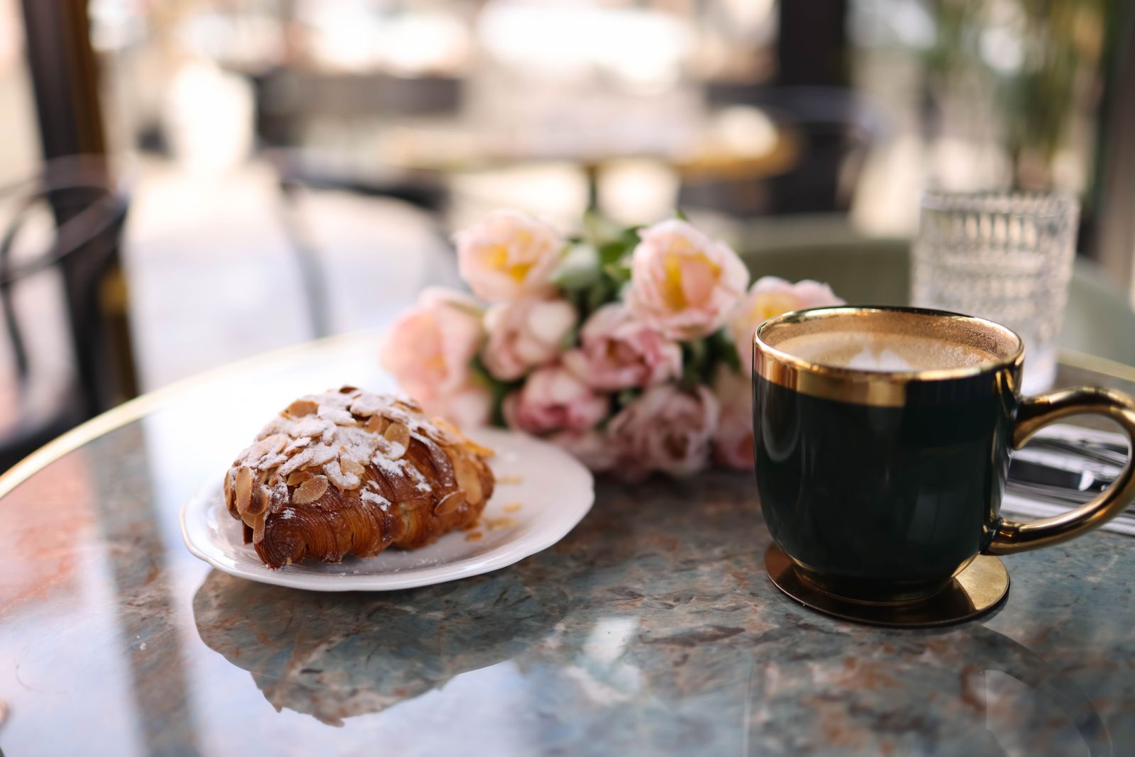 Kaffee und Gebäck auf Marmor