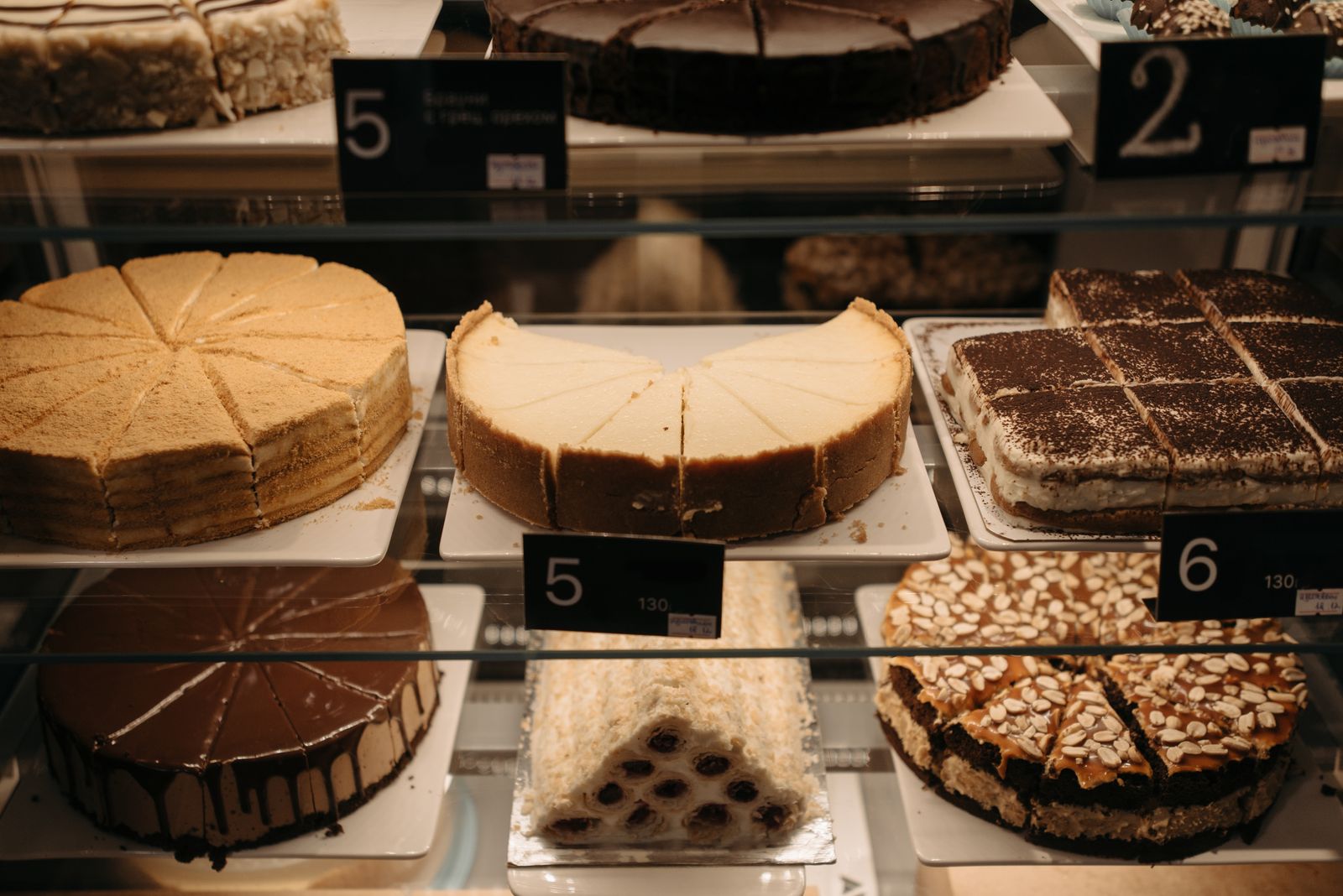 Vitrine mit Torten und Schnitten